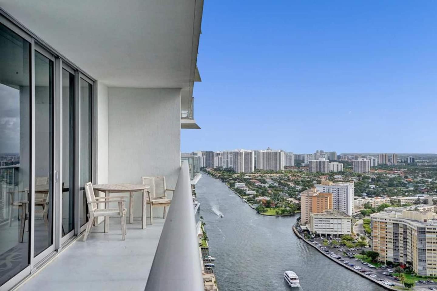 Amazing Apartments At H Beach House 할리우드 외부 사진